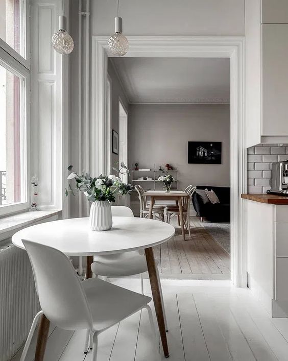 2. Casa in stil scandinav idei de amenajare excelente - Stilul scandinav. Scaune albe si masa in bucatarie de aproape