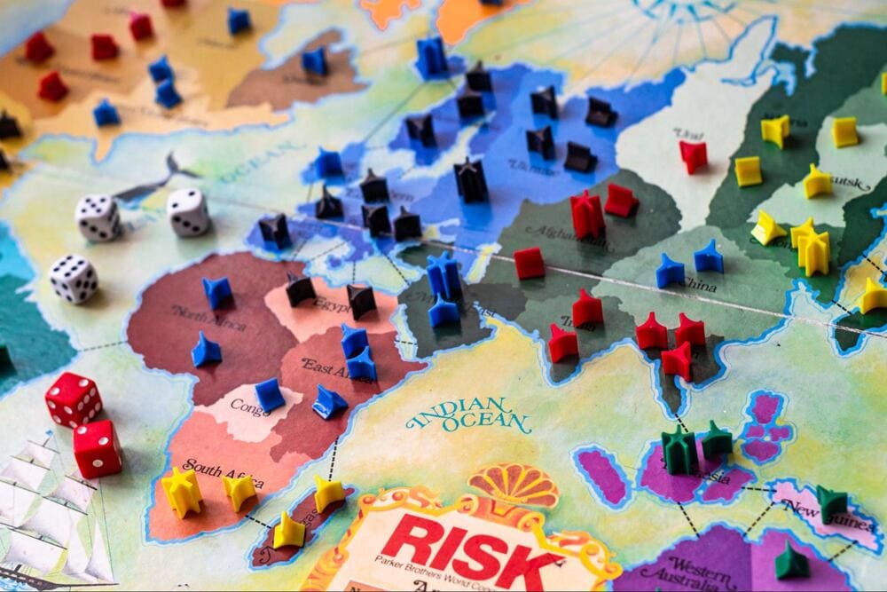 Cum se joacă Risk: reguli și strategii ale jocului de societate