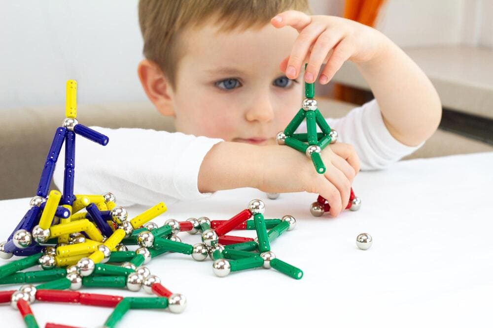 Jocuri de construcție magnetică: principalele beneficii pentru copii