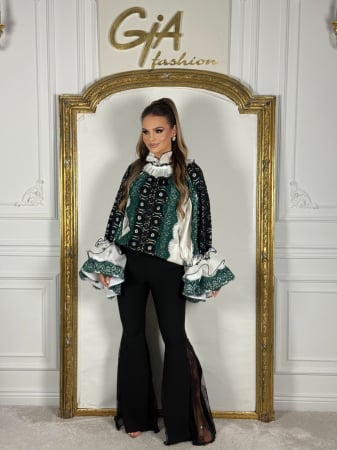 Camasa cu Motive Traditionale Hellia [6]