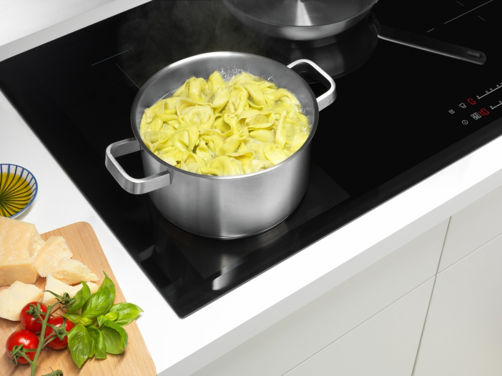 Set 3 vase inox Electrolux, compus dintr-o tigaie cu diametrul de  24 cm si 2 vase cu capac cu diametrele de 16cm si 20 cm, pentru orice tip de plita, inductie, vitro sau gaz. [3]