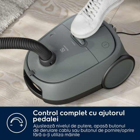 Aspirator cu sac Electrolux Clean 600 EB61C1OG verde ocean, perie DustMagnet Silent, filtru HEPA, sac 3.5L [2]