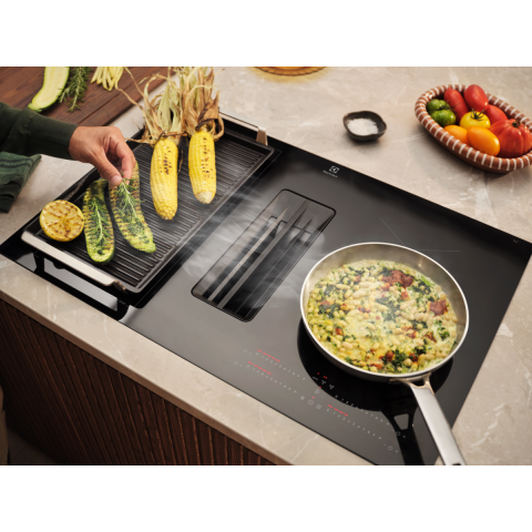Plita incorporabila cu inductie cu hota integrata Electrolux ECC83443CZ ComboHob eXtractor SaphirMatt 80 cm negru mat [2]
