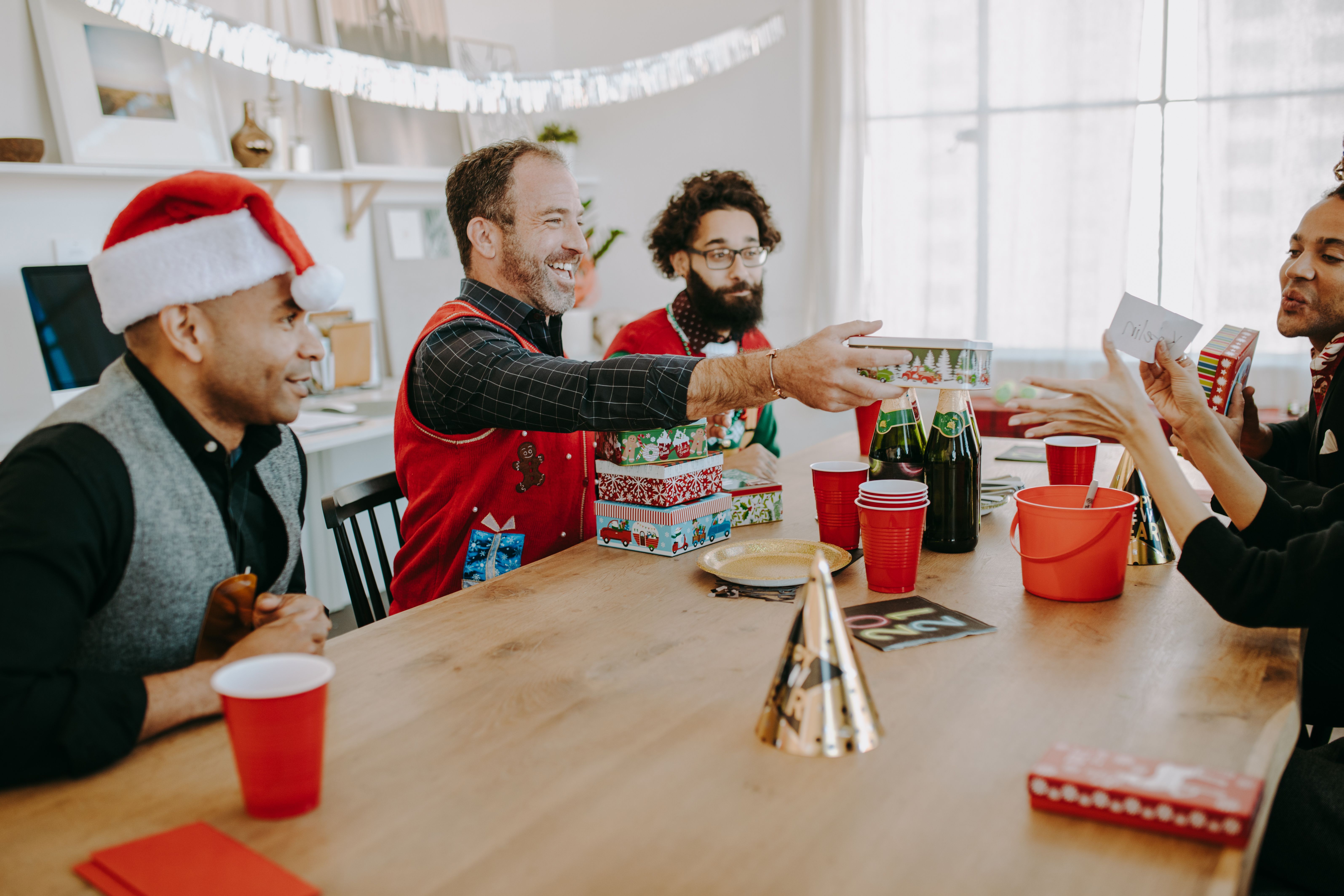 Cadouri pentru Secret Santa: idei pe buget, pentru orice coleg