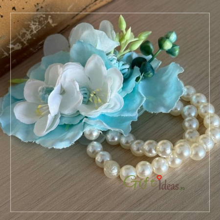 aranjamente florale - Corsaj de mana, cu perle, din flori artificiale, Fantezie turcoaz