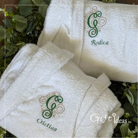 Cadouri NUNTA - Set cadou Elegant, halate baie cu monograma caligrafica si nume EL si EA