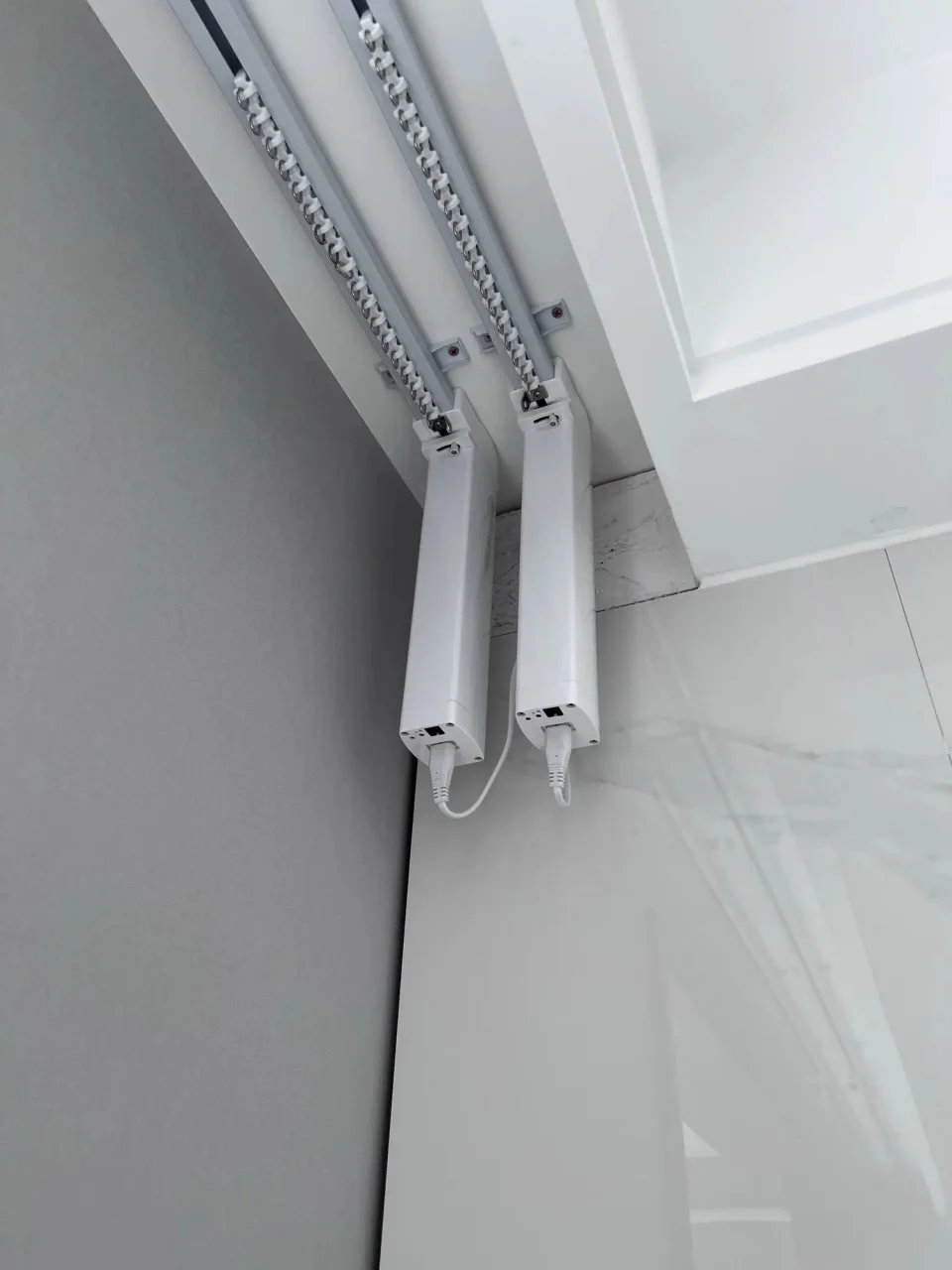 Sina draperii inteligente smart extensibila 2.5-4.5m, motor inteligent smart WiFi, control din app mobila Tuya, control telecomanda BT [7]