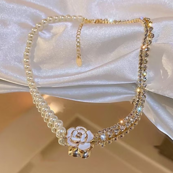 Colier Choker cu Pandantiv Camellia, Alb-Auriu, CRM, cu Perluțe și Cristale, 33+5 cm [2]