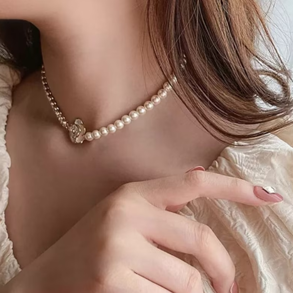 Colier Choker cu Pandantiv Camellia, Alb-Auriu, CRM, cu Perluțe și Cristale, 33+5 cm [3]
