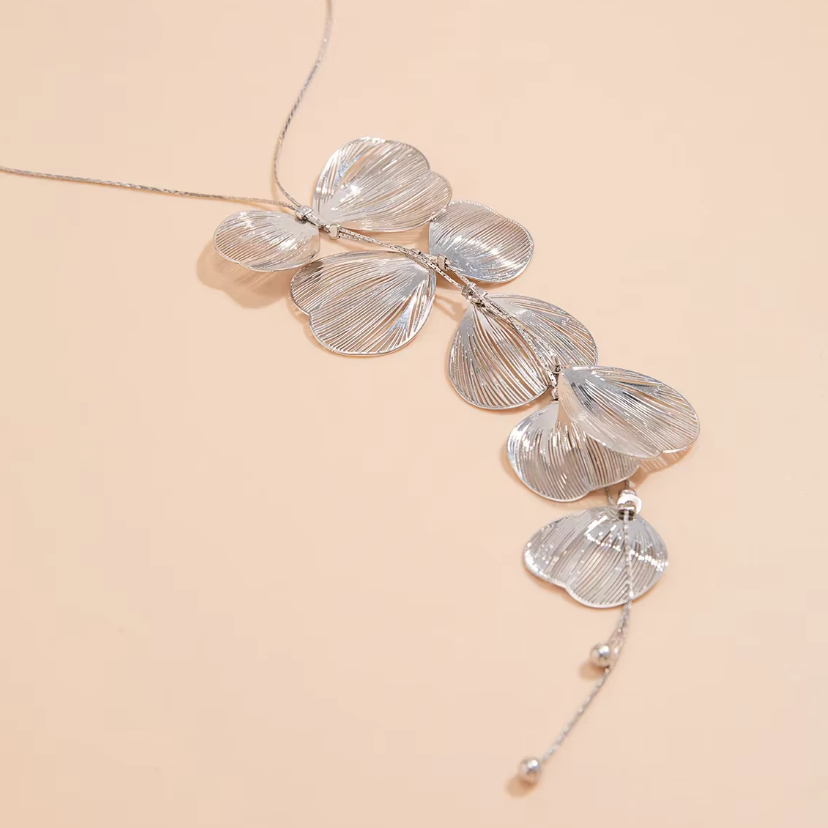 Colier lung damă argintiu, CRM, bijuterie elegantă cu design floral modern, petale stil fluture [2]