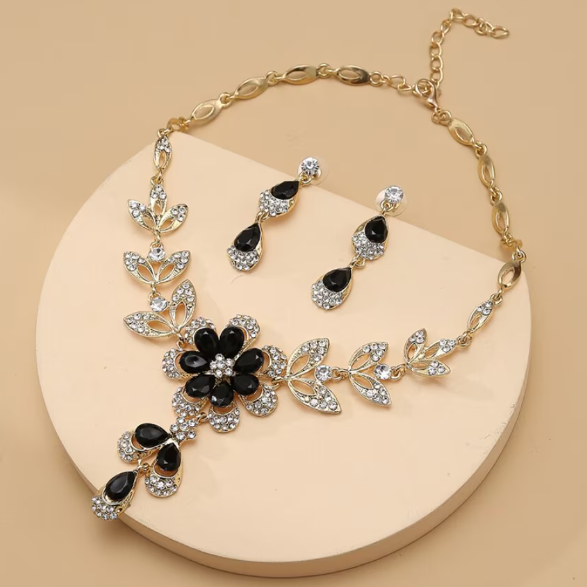 Set bijuterii damă elegant, CRM, colier și cercei Crystal, auriu cu detalii negre, ideal pentru seară și evenimente speciale [2]
