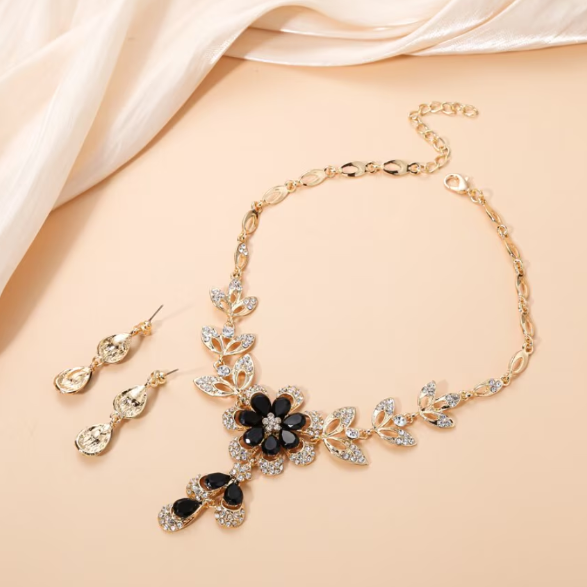 Set bijuterii damă elegant, CRM, colier și cercei Crystal, auriu cu detalii negre, ideal pentru seară și evenimente speciale [5]