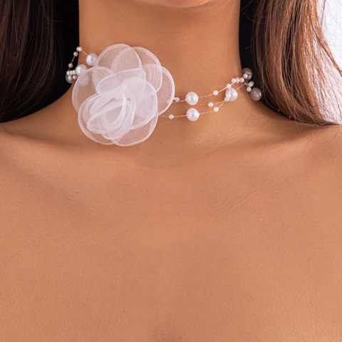 Choker elegant cu floare albă și perle decorative, CRM, Colier tip guler pentru ocazii speciale