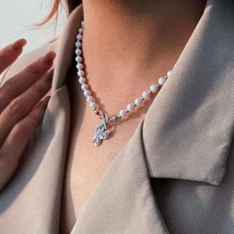 Fashion - Colier choker elegant cu perle si pandantiv fluture pentru dama, CRM, argintiu