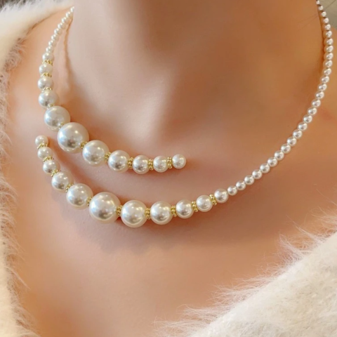 Fashion - Colier dama elegant, CRM, tip Torques rigid deschis, cu perle simulate albe, auriu