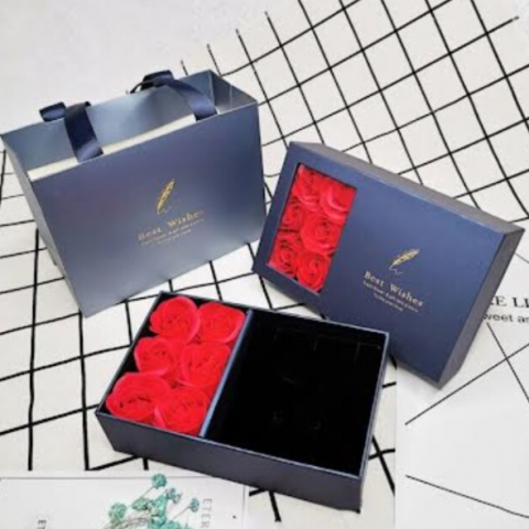 Set Cadou Romantic, CRM,  Cutie cu 6 Trandafiri Roșii si Cercei Eleganți [5]