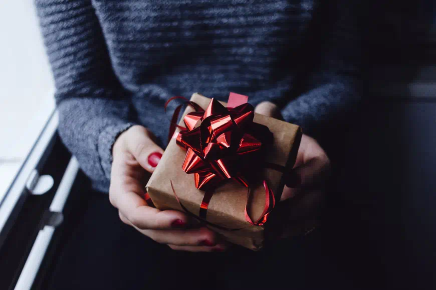 10 idei de cadouri pentru prieteni: cum alegi un dar util și original