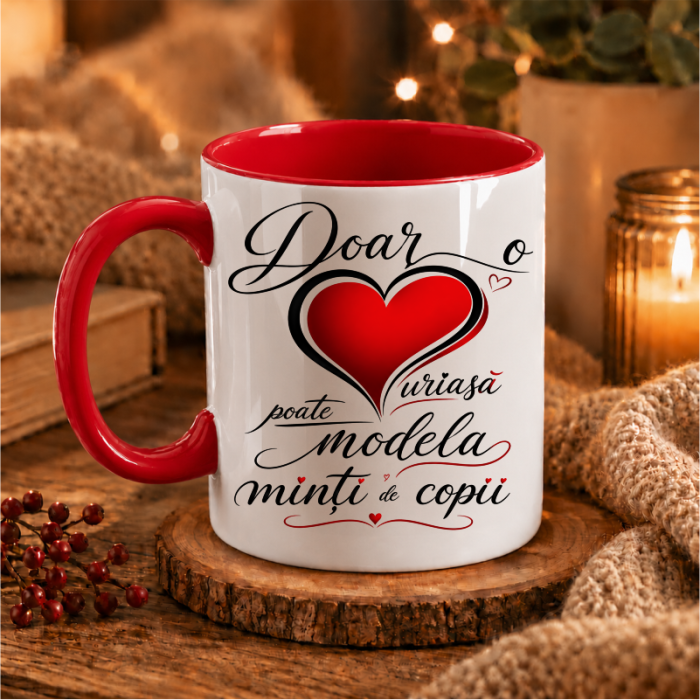 Cana cu maner auriu personalizata cu mesajul "doar o inima uriasa poate modela minti de pitici​​​​​​​" [3]