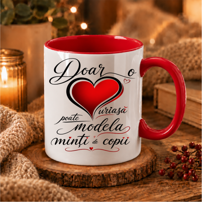 Cana cu maner auriu personalizata cu mesajul "doar o inima uriasa poate modela minti de pitici​​​​​​​" [2]