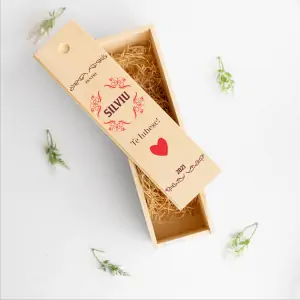 Cutie personalizata cu nume din lemn pentru sticla cu mesajul "Te iubesc" [3]