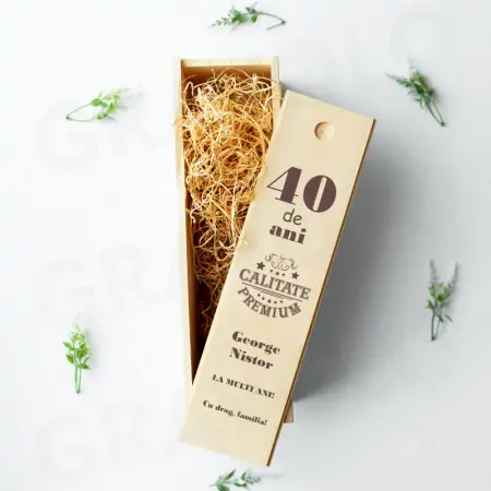 Cutie personalizata din lemn pentru sticla de vin cu mesajul "40 de ani, Calitate Premium" [1]