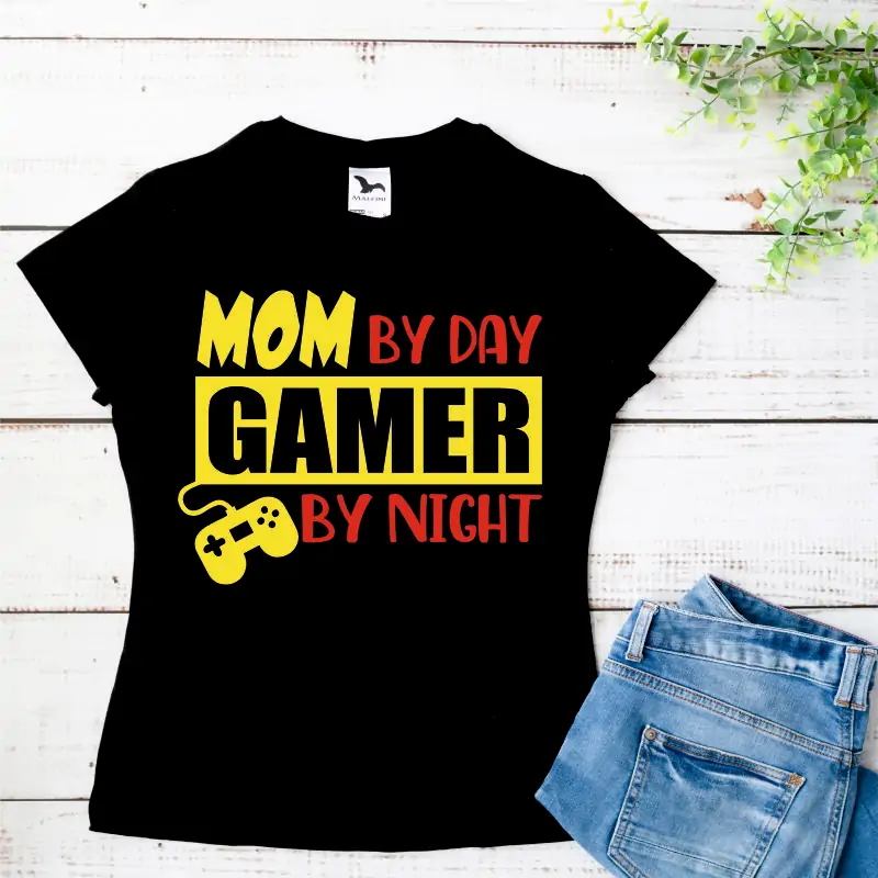 Tricou negru personalizat: "Mom by day, Gamer by night"  [2]