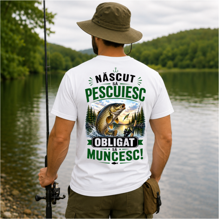 Tricou personalizat „Născut să pescuiesc, obligat să muncesc” cu nume – model crap natură [3]