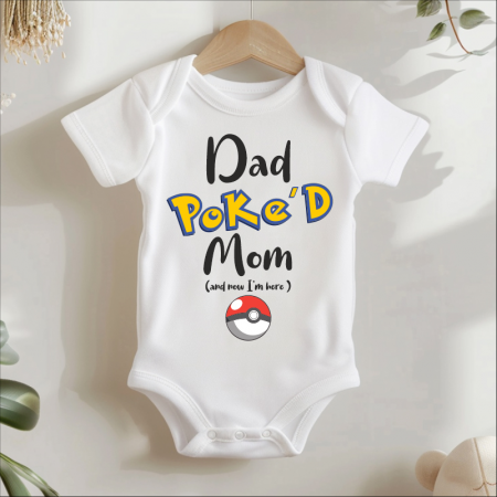 Body bebelusi personalizate - Body-personalizat-Dad-Poke-d-Mom-and-now-I-am-here-bebelusi