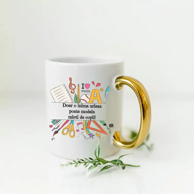 Cana personalizata pentru educatoare, invatatoare, profesoara cu toarta aurie, inscriptionata cu textul "doar o inima uriasa poate modela minti de copii​​​" [1]
