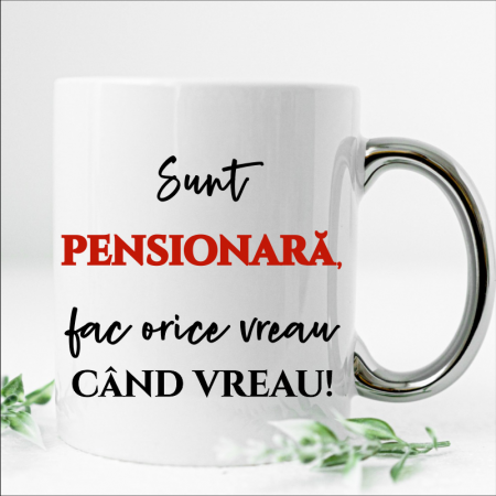 Cana personalizata pentru o doamna pensionara inscriptionata cu mesajul "Sunt pensionara fac orice vreau cand vreau".