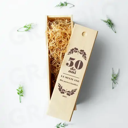 Cutie personalizata din lemn pentru sticla cu mesajul "50 de ani, la multi ani din partea familiei!" [0]