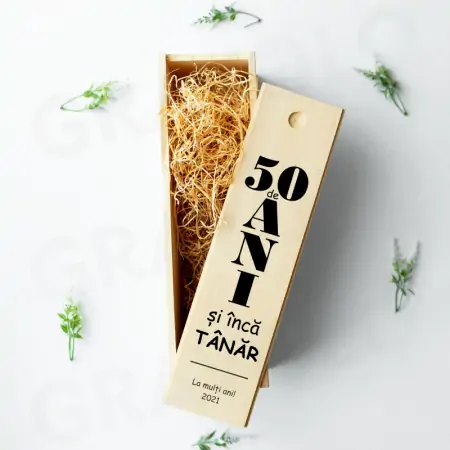 Cutii de vin personalizate - Cutie personalizata din lemn pentru sticla de vin cu mesajul "50 de ani si inca tanar" - cutie aniversara