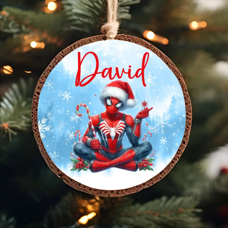 Articole de Craciun - glob-de-craciun-din-lemn-personalizat-cu-nume-model-spiderman