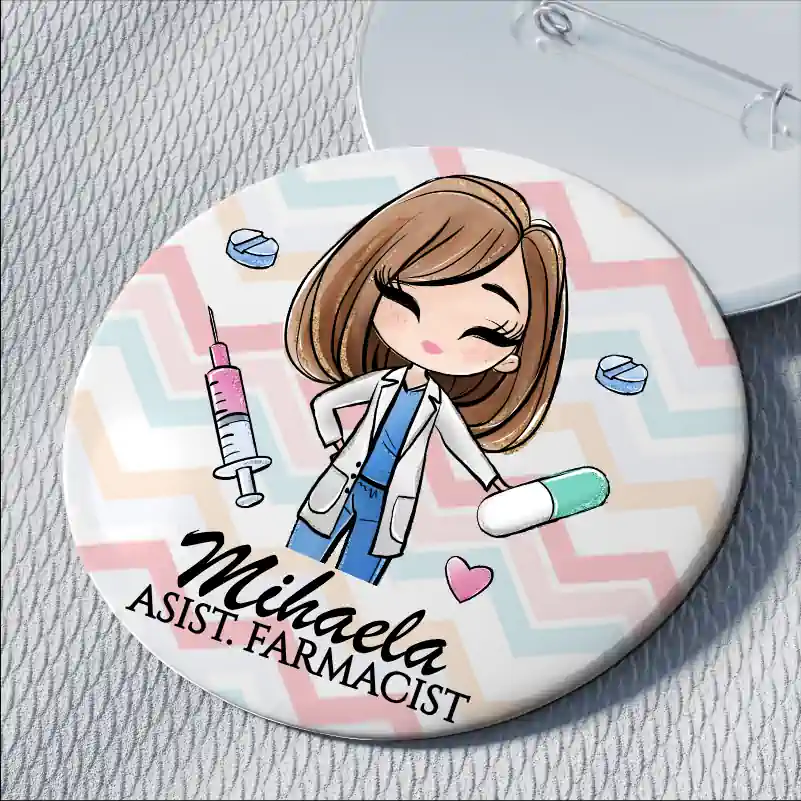 Cadouri pentru Colegi - Insigna-Personalizata-Asistent-Farmacist sau-Farmacist-Diverse-Culori-de-Par