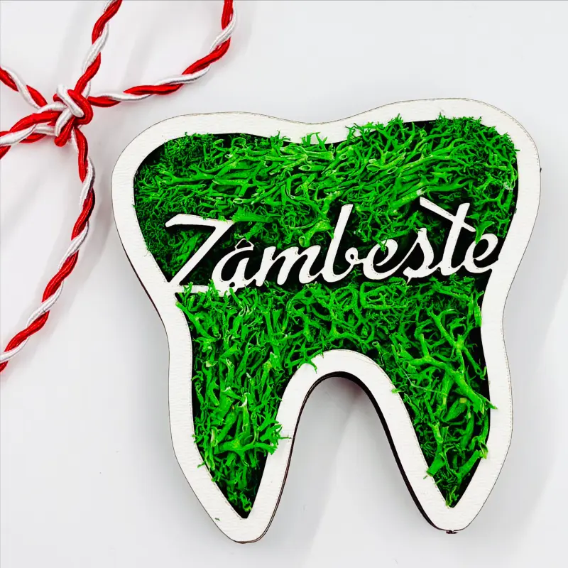 Martisoare - Martisor-Dinte-Dentist-accesorizat-cu-licheni-verzi-1