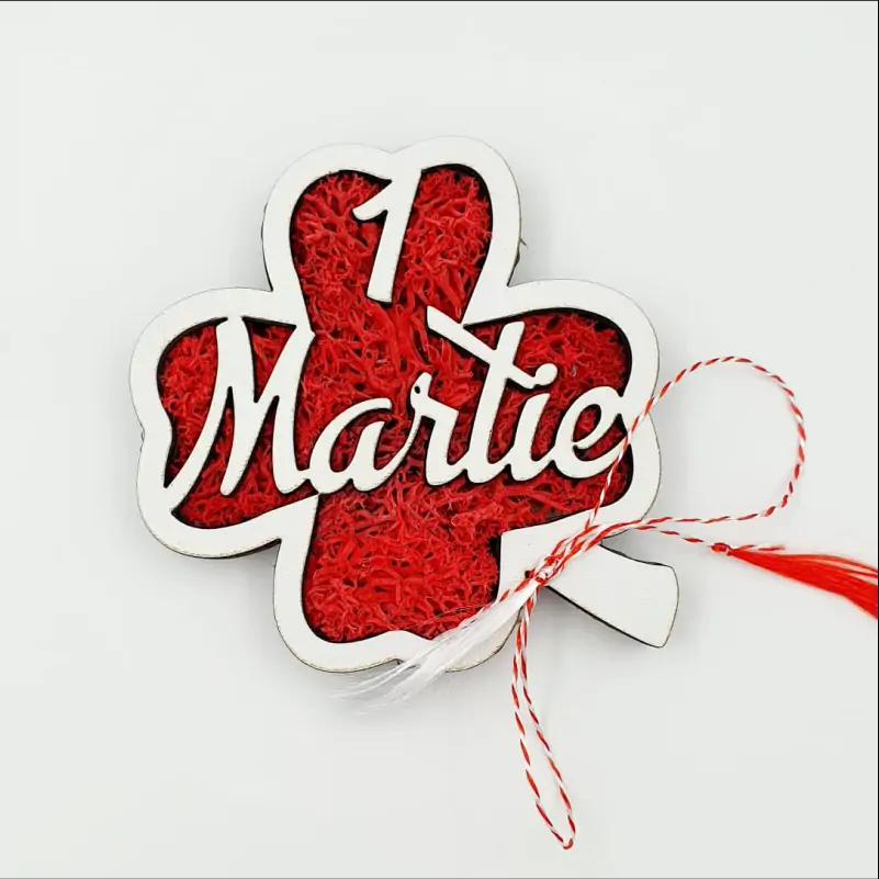 Martisor-trifoi-cu-licheni-rosii-personalizat-cu-textul-1-Martie-1 [3]