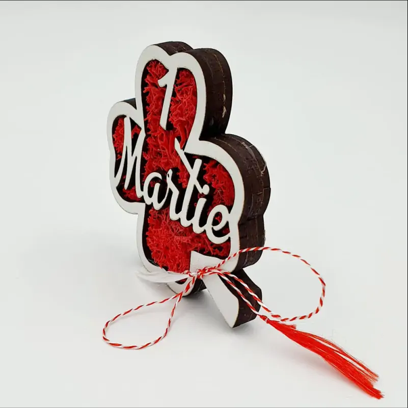 Martisor-trifoi-cu-licheni-rosii-personalizat-cu-textul-1-Martie-1 [1]