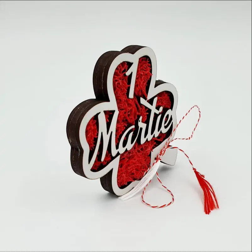 Martisor-trifoi-cu-licheni-rosii-personalizat-cu-textul-1-Martie-1 [2]