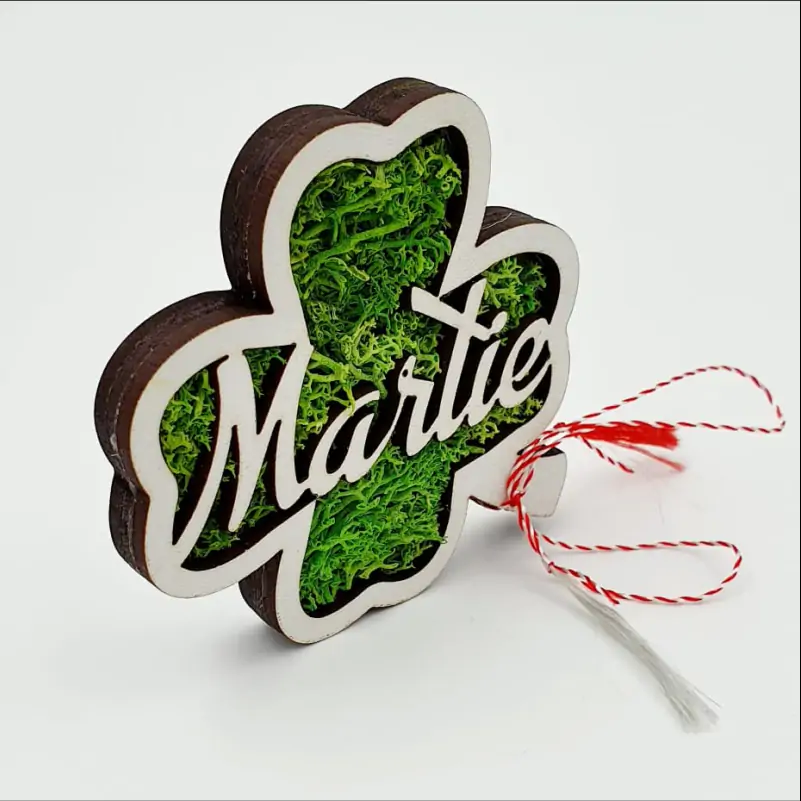 Martisor-trifoi-cu-licheni-verzi-personalizat-cu-textul-Martie-1 [1]