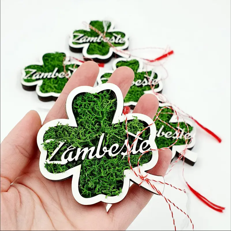 Martisor-trifoi-cu-licheni-verzi-personalizat-cu-textul-Zambeste-1 [2]
