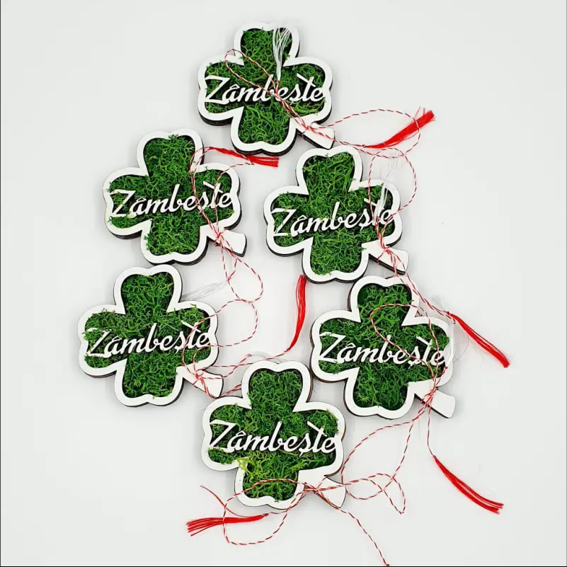Martisor-trifoi-cu-licheni-verzi-personalizat-cu-textul-Zambeste-1 [1]