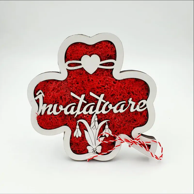 Rama-martisor-trifoi-norocos-cu-licheni-rosii-model-Invatatoare-15-x-15-cm-1 [1]