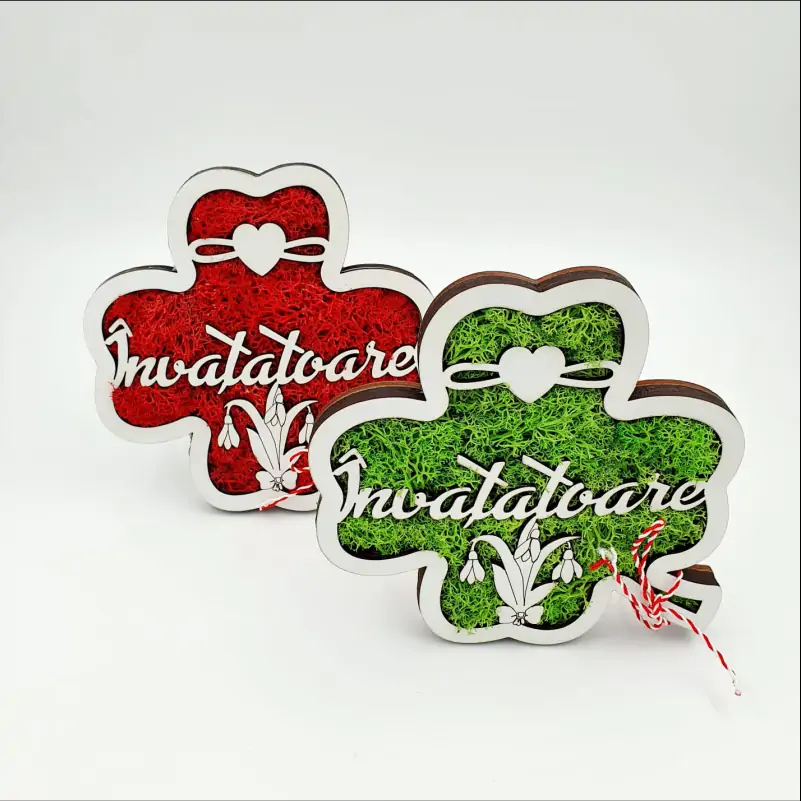 Rama-martisor-trifoi-norocos-cu-licheni-rosii-model-Invatatoare-15-x-15-cm-1 [4]