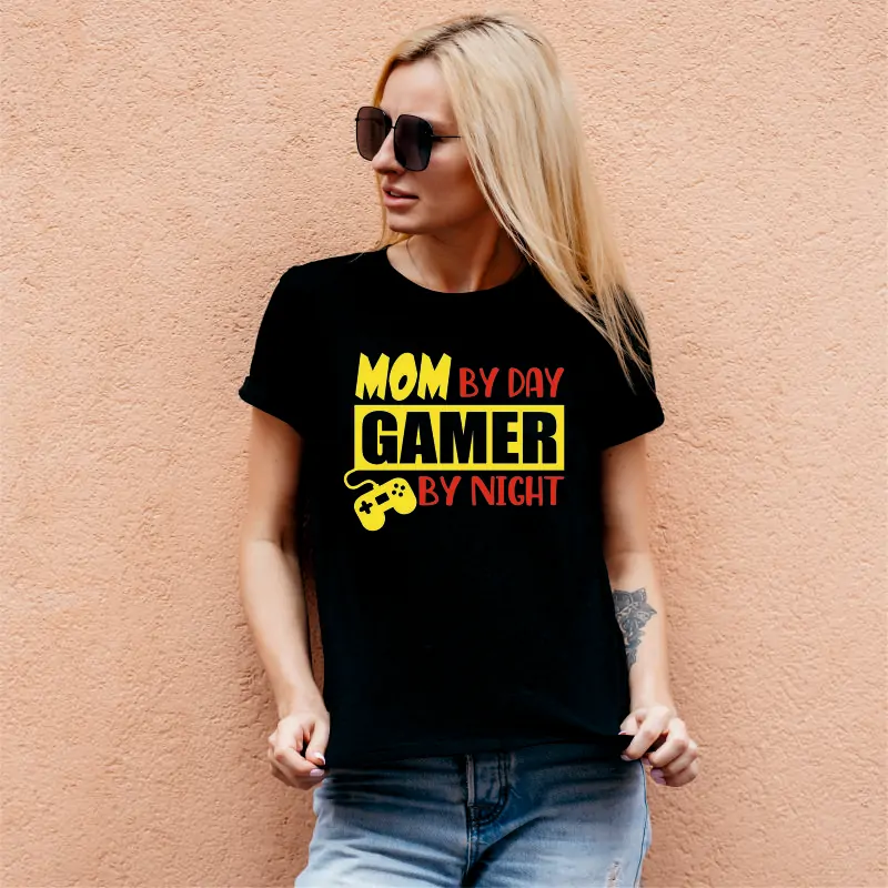 Tricou negru personalizat: "Mom by day, Gamer by night"  [3]