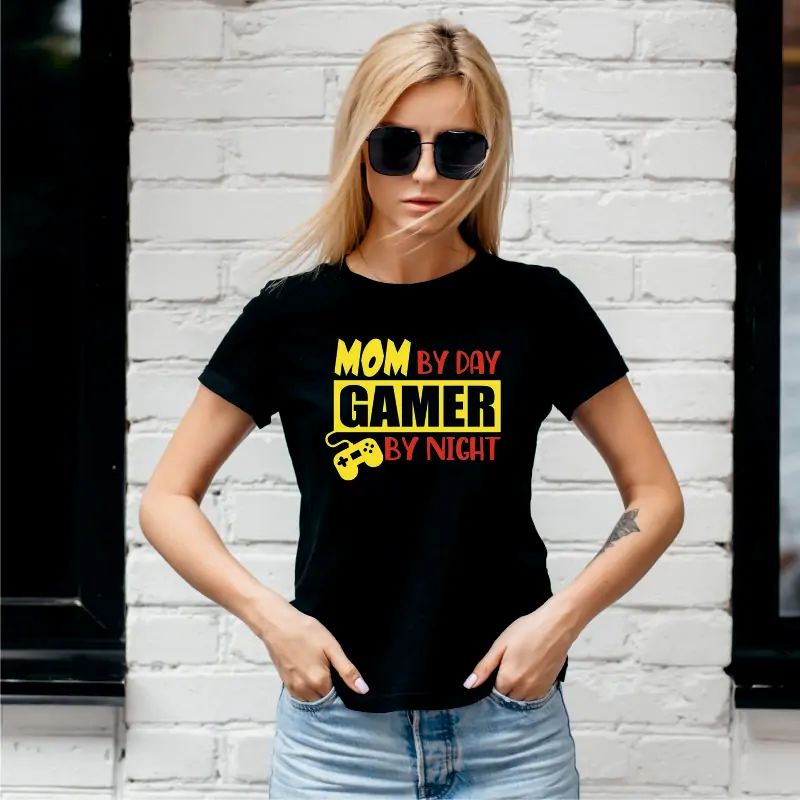 Tricou negru personalizat: "Mom by day, Gamer by night"  [2]