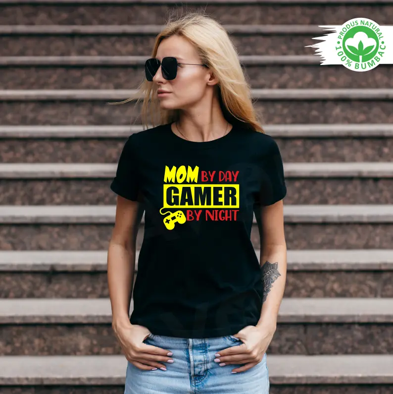 Cadouri pentru Mama - Tricou negru personalizat: "Mom by day, Gamer by night" 