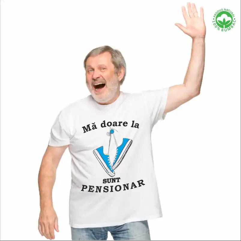 Tricou Pensionare alb, personalizat cu textul "Ma doare la tenesi, sunt pensionar" tenesi albastri [1]