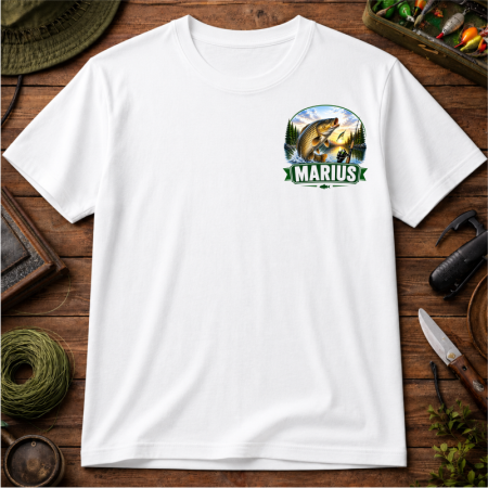 Tricou personalizat „Născut să pescuiesc, obligat să muncesc” cu nume – model crap natură [1]