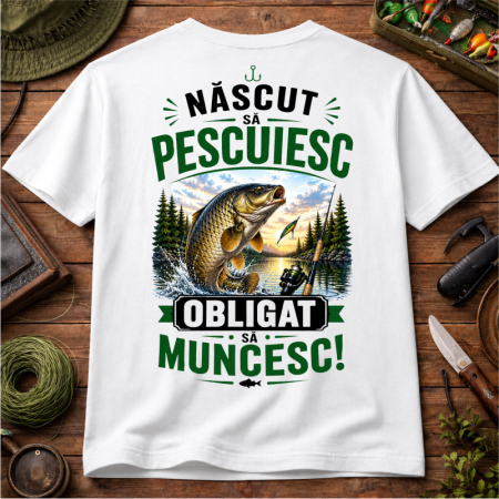 Cadouri pentru pescari - Tricou personalizat „Născut să pescuiesc, obligat să muncesc” cu nume – model crap natură
