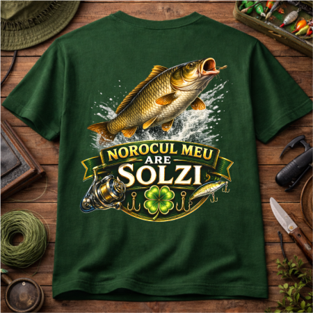 Tricouri pentru pescari - Tricou personalizat „Norocul meu are solzi” cu nume – model crap premium